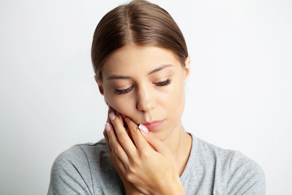 Complications To Watch For After A Tooth Extraction